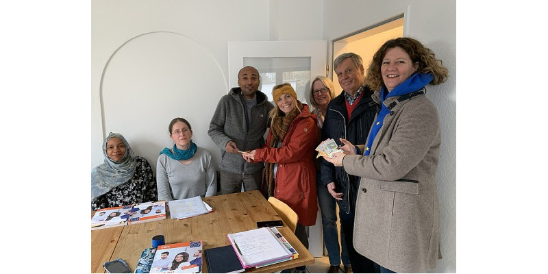 Spendenübergabe von Gertrud und Andreas an die Flüchtlingshilfe Eicherloh und Neufinsing